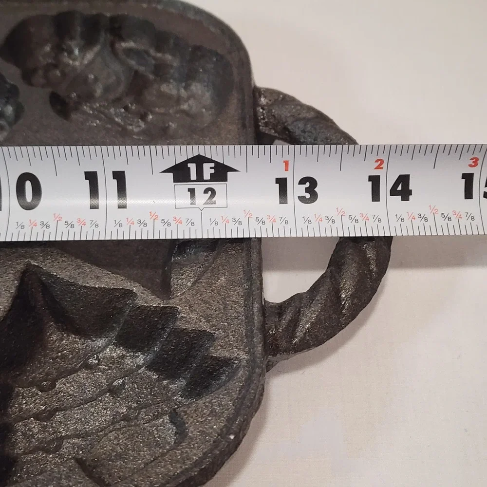 Vintage Style Cast‎ Iron Christmas Holiday 12 Mold Muffin Cornbread Baking Pan